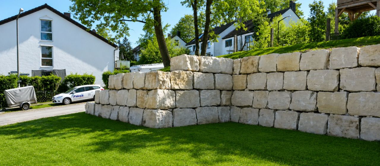 Gel&auml;ndeabfangung N&uuml;rnberg als Leistung von JUNG GaLaBau